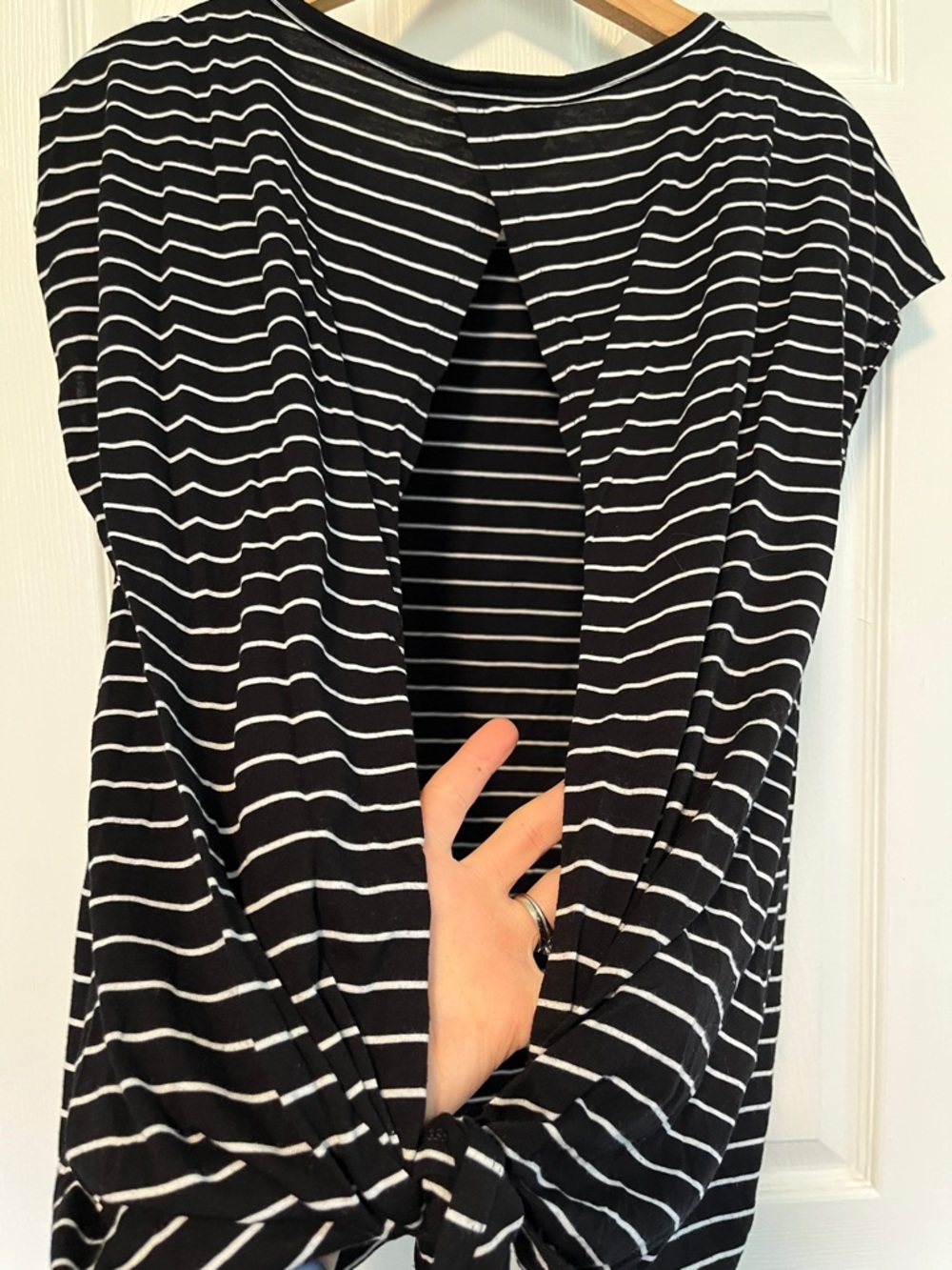 Old Navy Active Open Back Black & White Striped Short Sleeve Tee - Picture 4 of 4